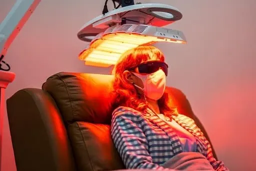 การฉายแสงเลเซอร์หลังปลูกผม